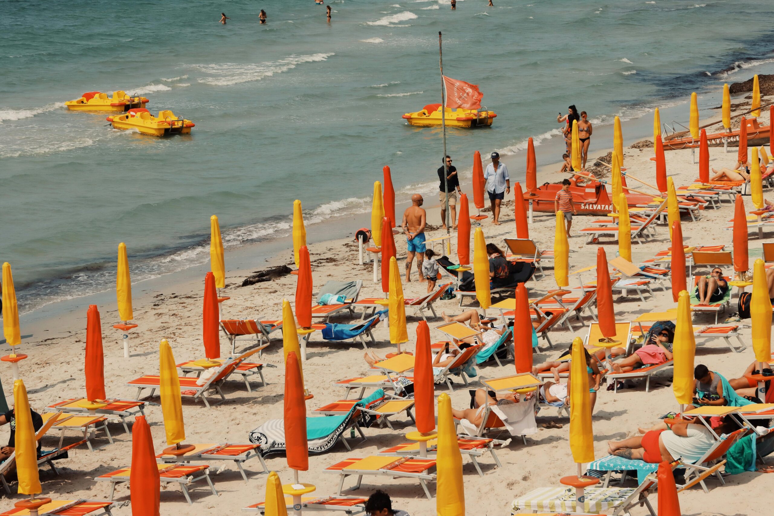  Pulire la spiaggia per i turisti, la distrugge. La spiaggia ecologica mantiene le banquettes di Posidonia oceanica.