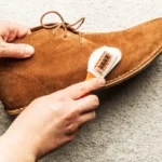 Come detergere le scarpe di camoscio chiaro