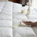Come pulire le macchie di latte dal materasso