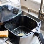 Come sgrassare la friggitrice ad aria dopo aver cucinato il pollo