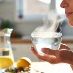 Perché bere acqua calda al mattino cambia tutto