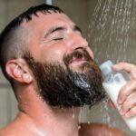 Tecnica per lavare la barba e renderla folta