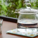 benefici bere acqua calda al mattino