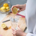 bicchiere acqua calda e limone al mattina fa bene alla salute