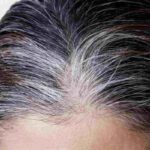 come coprire i capelli bianchi senza andare dal parrucchiere