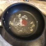 come eliminare rapidamente la puzza di uovo dalle padelle