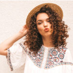 come gestire i capelli ricci in estate
