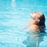 come proteggere i capelli dal cloro, dalla salsedine e dal sole