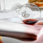 come rimuovere le macchie di vino rosso
