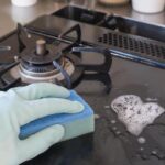 come togliere gli aloni di bruciato dal piano cottura