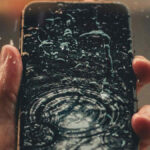 cosa fare se lo smartphone cade in piscina