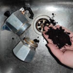 ecco perché buttare la posa del caffè nelle tubature serve