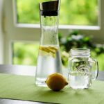 i benefici di bere un bicchiere d'acqua e limone al mattino