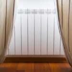 Il trucco della tenda chiara che può abbassare il calore percepito