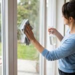 Il metodo veloce per pulire i vetri senza aloni
