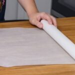 Il trucco della carta da forno che semplifica molte faccende domestiche