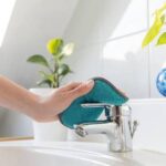 Il trucco dei professionisti per pulire il bagno rapidamente