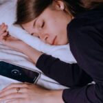 Perché il Cellulare Vicino al Letto Può Influire sul Riposo: Guida Completa alla Salute del Sonno