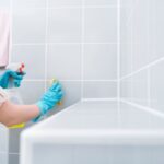 pulire le piastrelle del bagno senza detersivi