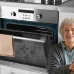 trucco per pulire il vetro del forno incrostato