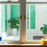 3 modi su come far brillare i vetri di casa con ingredienti naturali