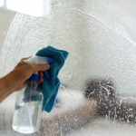 3 tecniche per pulire i vetri di casa senza creare aloni fastidiosi