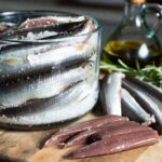 Acciughe sotto sale: trucco per pulire e conservare le alici