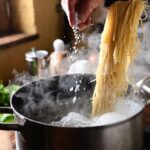 Bisogna mettere prima o dopo che l'acqua bolle il sale per la pasta?