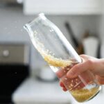 Bottiglie di vetro: il trucco del riso per pulire l'interno dove la mano non arriva