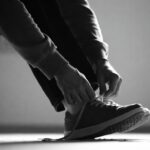 Come allacciarsi le scarpe con una mano sola