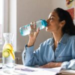 Come bere più acqua durante il giorno anche se non avverti lo stimolo della sete