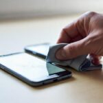 Come detergere lo schermo dello smartphone senza rovinarlo