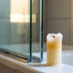 Come eliminare gli aloni di calcare dal box doccia in vetro usando solo una vecchia candela consumata