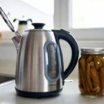 Come eliminare il calcare interno dal bollitore elettrico usando solo l'acqua delle conserve