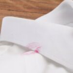 Come eliminare le macchie di trucco dai colletti bianchi delle camicie senza candeggina