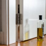 Come eliminare lo scricchiolio delle porte usando un ingrediente che hai già in cucina