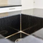 Come far tornare splendente il lavello in resina scura con un trucco da pochi centesimi