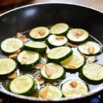 Come fare le zucchine in padella con aglio e olio
