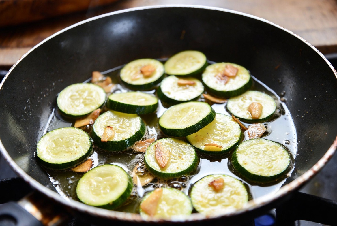 Come fare le zucchine in padella con aglio e olio