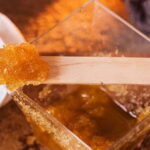 Come fare lo scrub labbra in casa usando solo un po' di zucchero di canna e miele