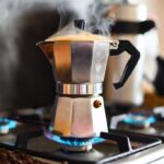 Come fare un caffè perfetto con la moka: i 3 errori che commettono tutti