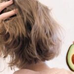 Come fare un impacco nutriente per capelli secchi usando l'olio di cocco e l'avocado