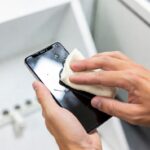 Come igienizzare a fondo lo schermo dello smartphone senza rimuovere la pellicola protettiva