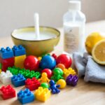 Come igienizzare i giocattoli di plastica dei bambini in modo naturale e senza usare la candeggina