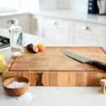 Come igienizzare i taglieri di legno della cucina per eliminare i batteri annidati nei graffi