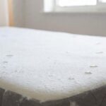 Come igienizzare il materasso a secco usando una tazza di bicarbonato e un olio essenziale