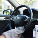 Come igienizzare il volante e il cambio dell'auto dalle macchie di grasso con un rimedio fai-da-te velocissimo