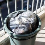 Come igienizzare la pattumiera sul balcone per evitare che attiri mosche e insetti in estate