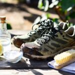 Come lavare correttamente le scarpe sporche di terra con metodi naturali