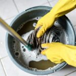 Come lavare il mocio sporco di olio con il detersivo